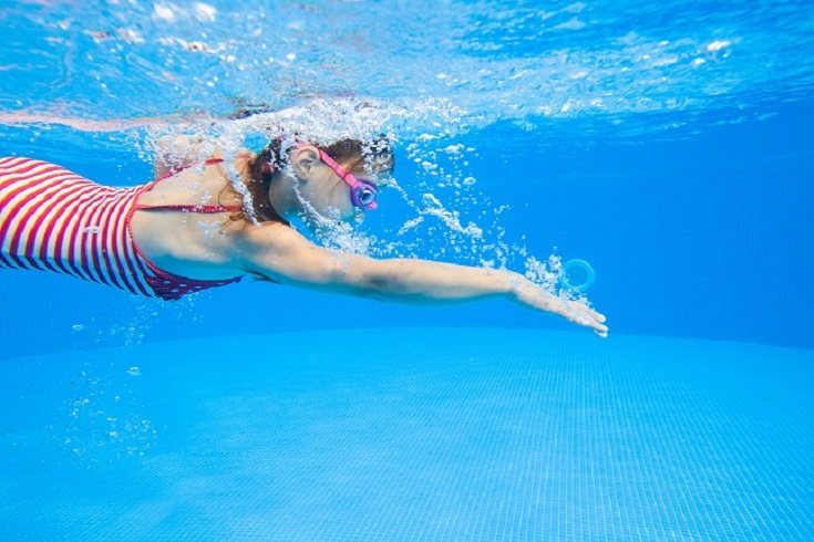 De entre las actividades que puedes ofrecerle a un niño durante sus vacaciones de verano tienes la opción de que estas las pase en un ambiente juvenil y rodeado de amigos