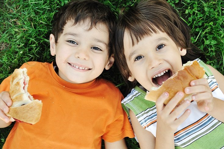 Otra forma de pasar tiempo con tus hijos y de que toda la familia se lo pase en grande es organizar un picnic en algún paraje bonito